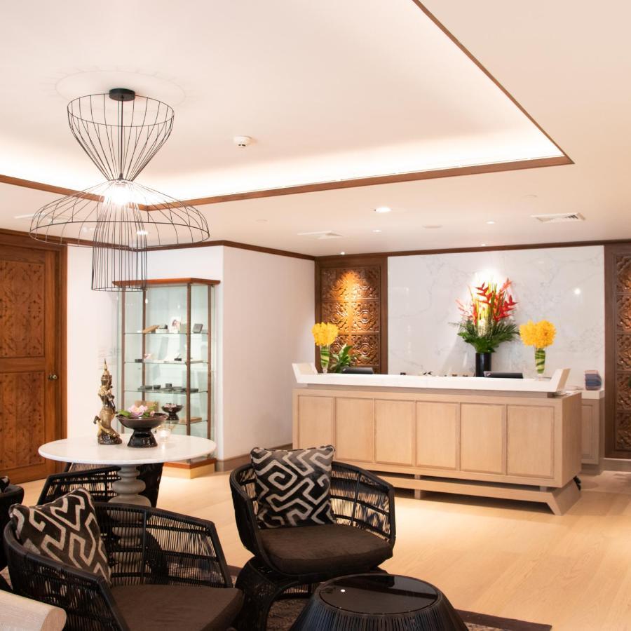 Anantara Riverside Bangkok Resort Екстериор снимка The reception area of the Thai First Class Lounge at Suvarnabhumi Airport