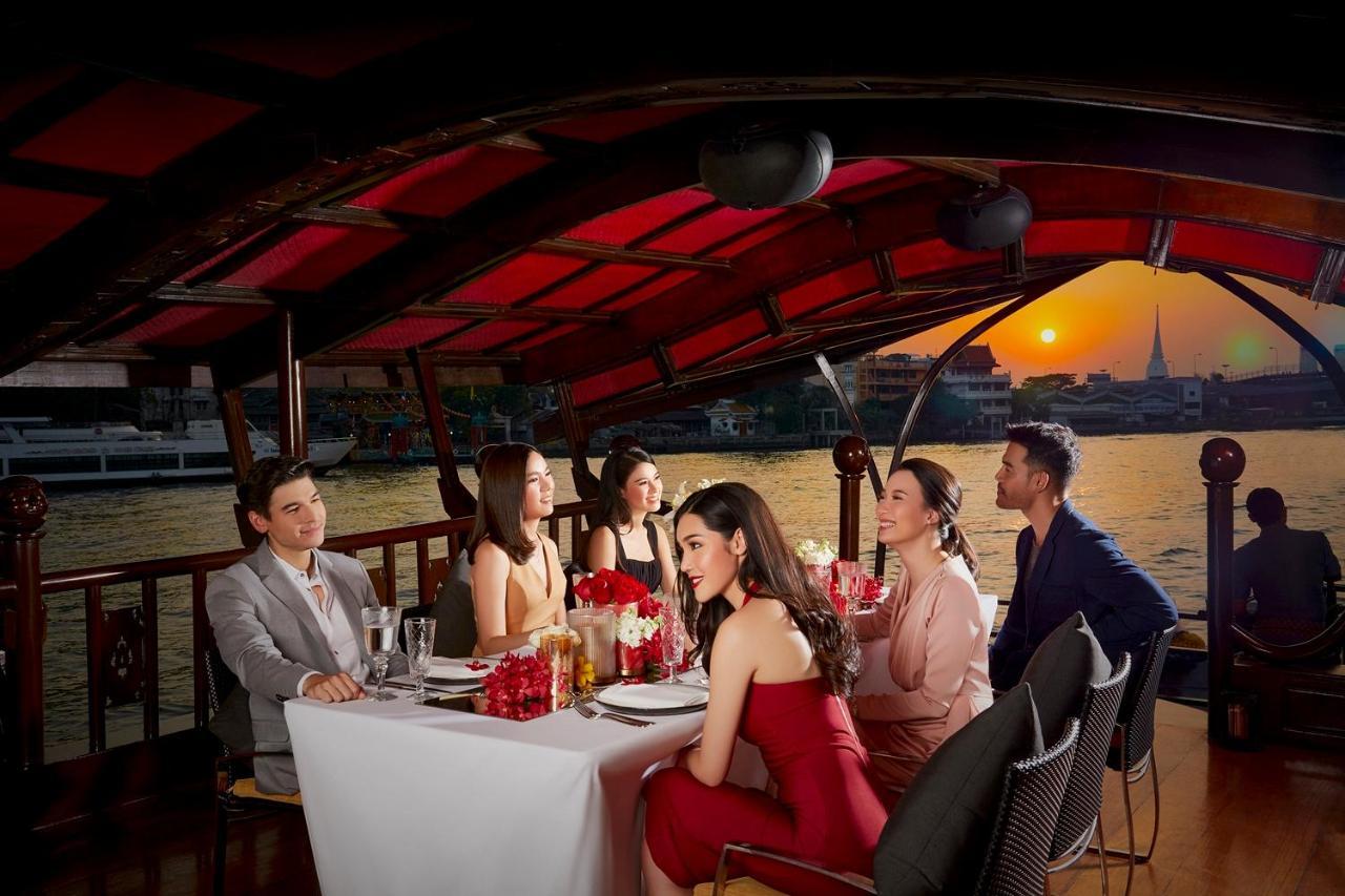 Anantara Riverside Bangkok Resort Екстериор снимка Thai people dining on a Chao Phraya River boat