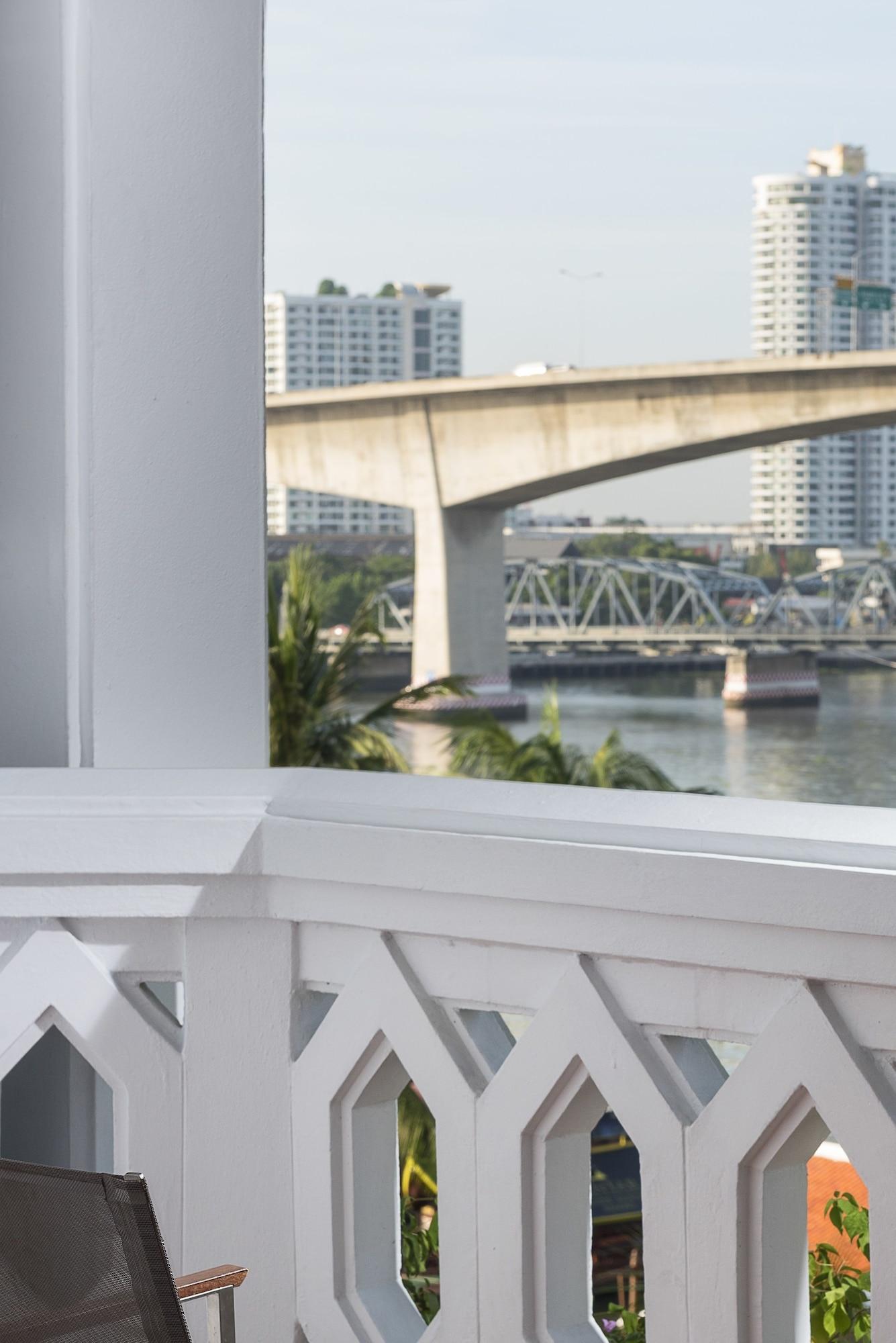 Anantara Riverside Bangkok Resort Екстериор снимка View of the bridge from the Skywalk