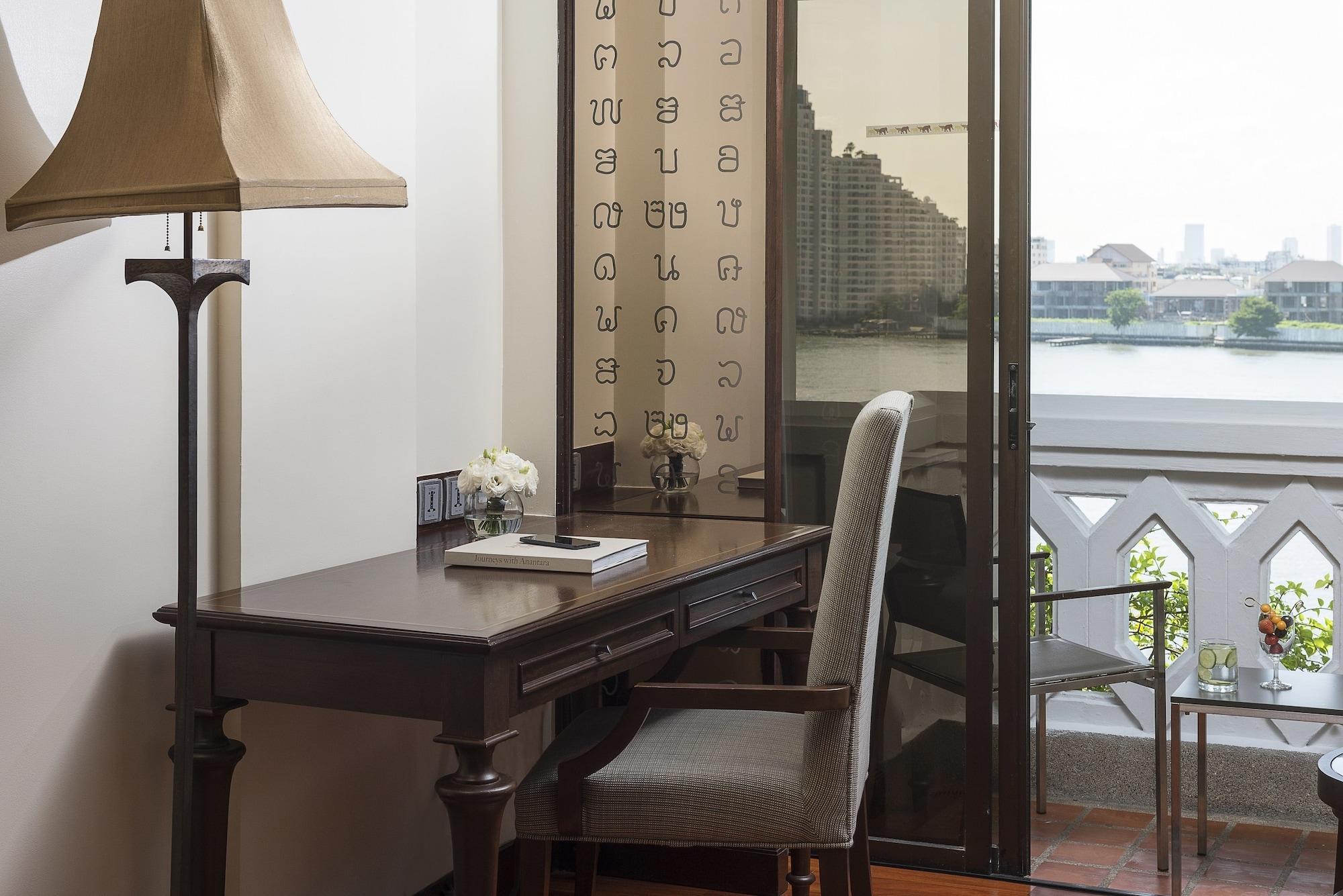 Anantara Riverside Bangkok Resort Екстериор снимка A writing desk in a hotel room
