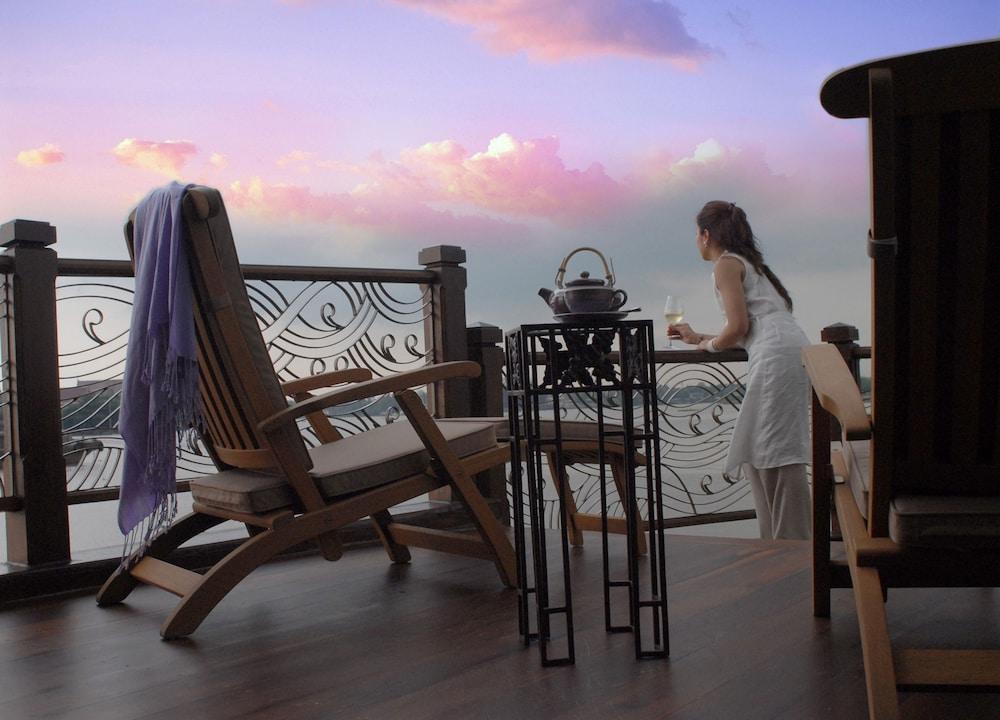Anantara Riverside Bangkok Resort Екстериор снимка A balcony