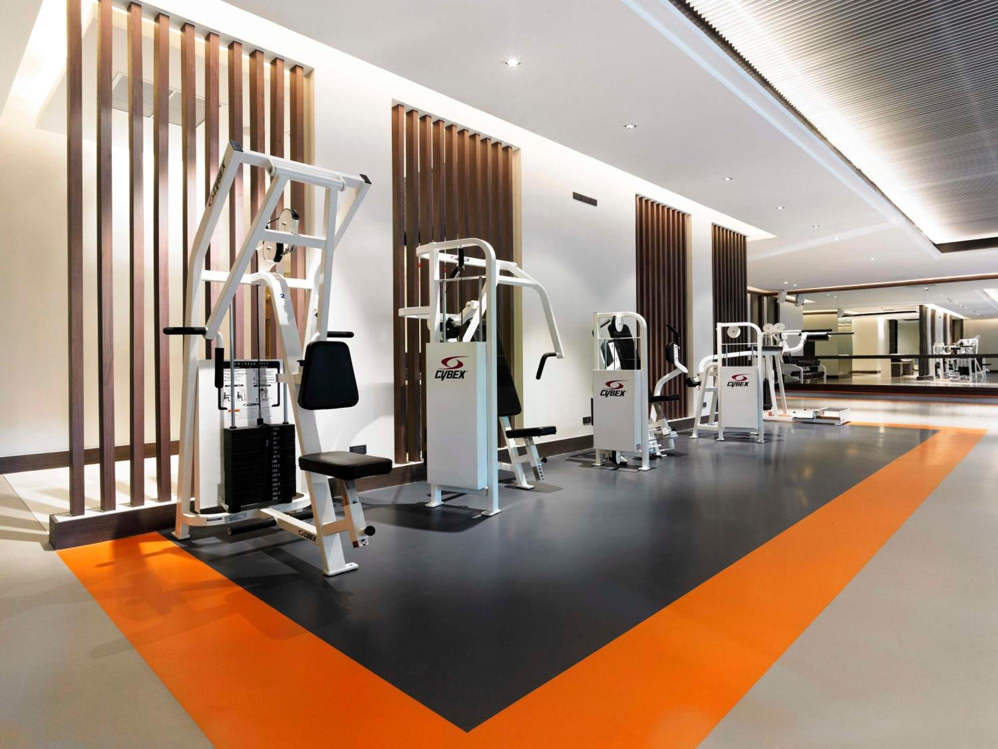 Anantara Riverside Bangkok Resort Екстериор снимка The gym at the hotel