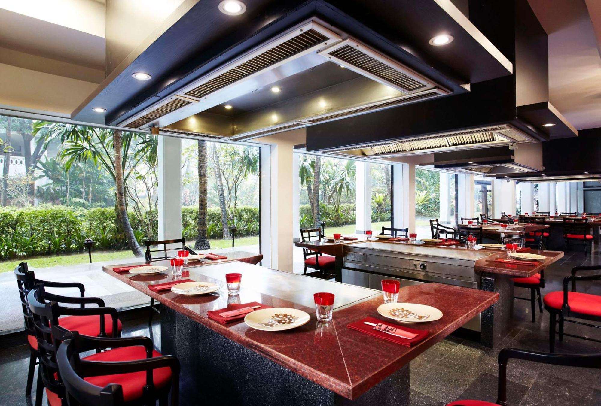 Anantara Riverside Bangkok Resort Екстериор снимка The interior of a typical restaurant