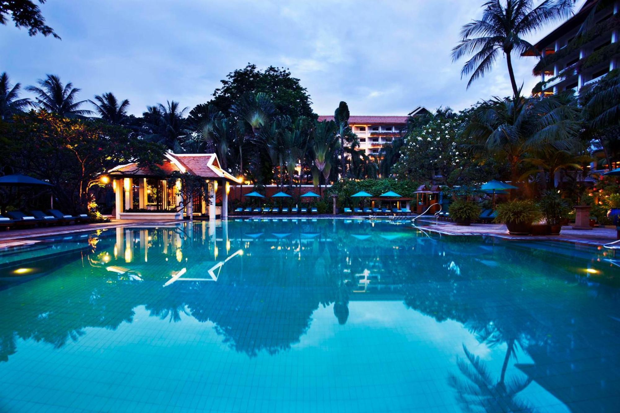 Anantara Riverside Bangkok Resort Екстериор снимка The pool at the Royal